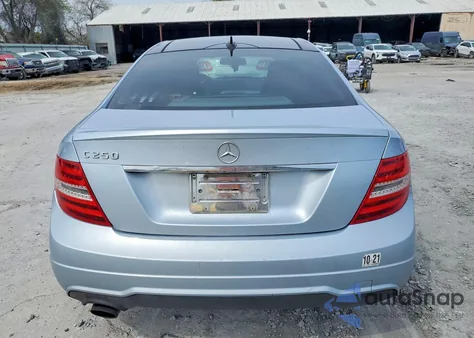 2013 Mercedes-Benz C 250 z USA, uszkodzony, nr VIN WDDGJ4HB5DG067835